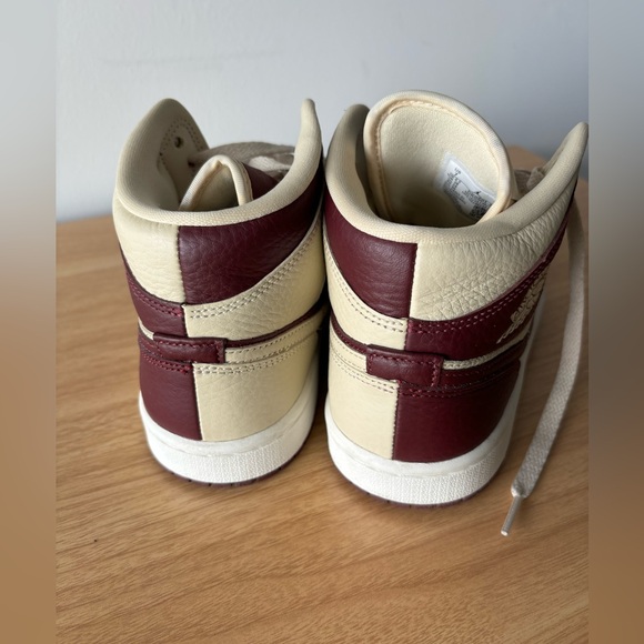 WMNS AIR JORDAN 1 MID SE(Beach/Cherrywood RedSail Plage/Voile/Cerise Bois Rouge) - Picture 2 of 6